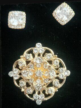 CLEAR STONES & Magnetic PIN SET in goldtone by ORNAMENTS